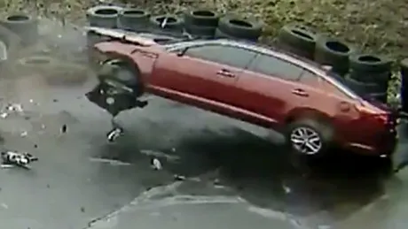 Maşinile aterizeză direct în curtea service-ului, numai bune de plată [VIDEO]