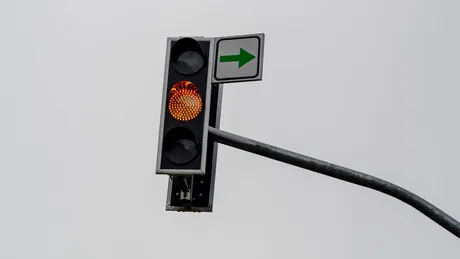 Codul Rutier 2025: Este legal să treci pe galben la semafor? Cine e obligat să acorde prioritate?