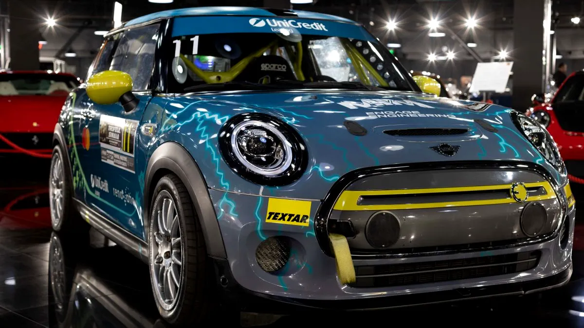 MINI Cooper Electric Racing, în galeria Țiriac Collection. Este primul MINI electric de curse din istorie